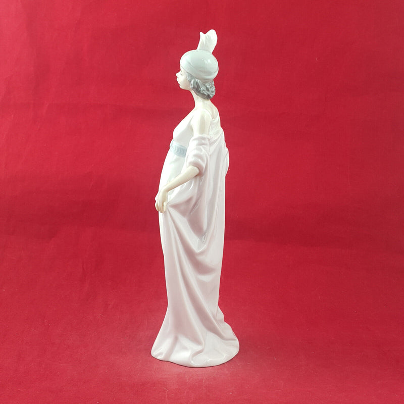 Lladro Figurine - Talk Of The Town 5788 - L/N 2454