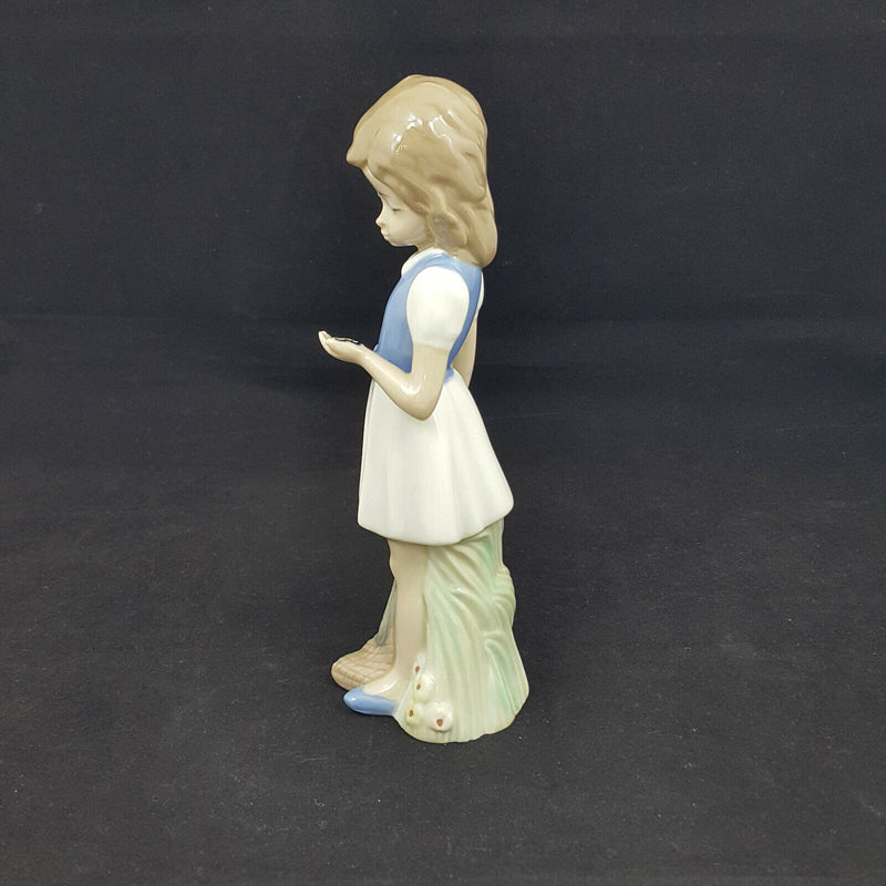 Casades figurine - Girl Catching Butterfly - OA