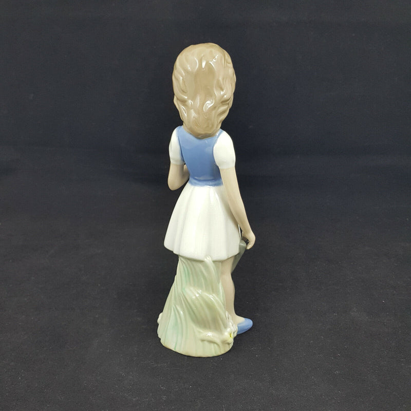 Casades figurine - Girl Catching Butterfly - OA