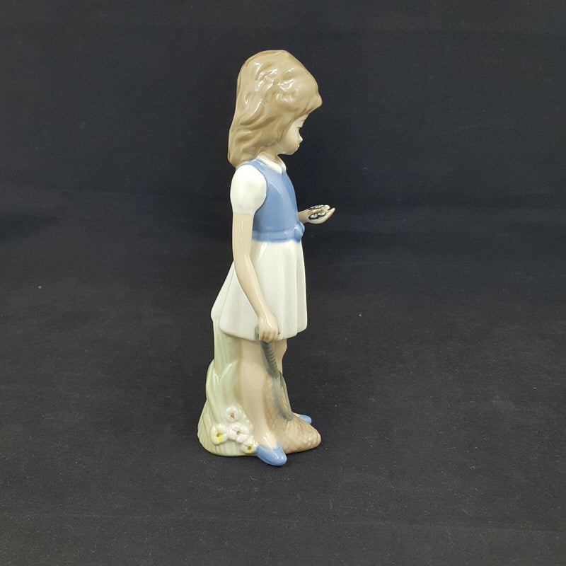 Casades figurine - Girl Catching Butterfly - OA