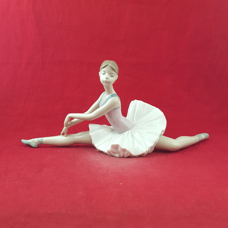 Lladro Nao Figurine - Posed Ballerina - L/N 3723