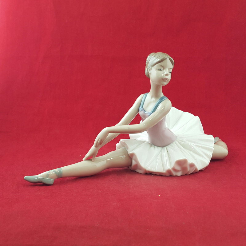 Lladro Nao Figurine - Posed Ballerina - L/N 3723