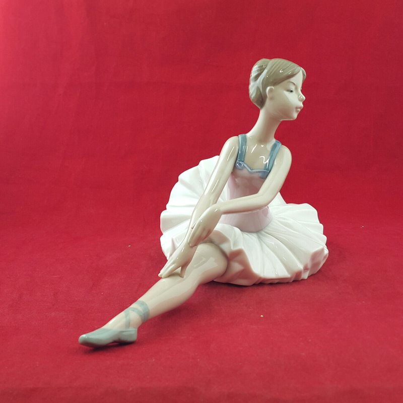 Lladro Nao Figurine - Posed Ballerina - L/N 3723