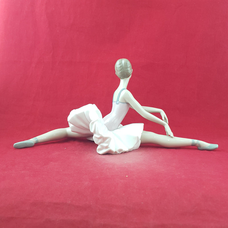 Lladro Nao Figurine - Posed Ballerina - L/N 3723