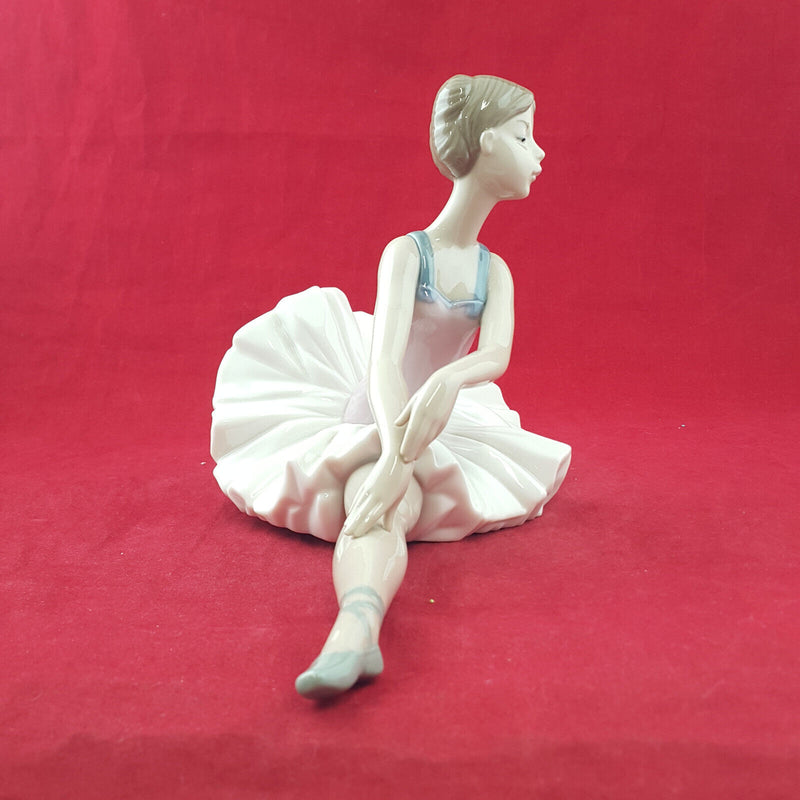 Lladro Nao Figurine - Posed Ballerina - L/N 3723