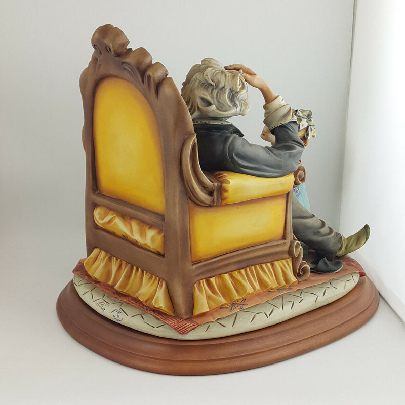 Capodimonte - Story Teller On Wooden Plinth (11 Kg) - CDT 866