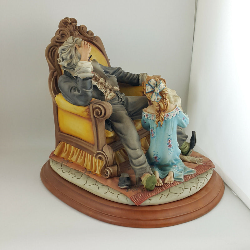 Capodimonte - Story Teller On Wooden Plinth (11 Kg) - CDT 866