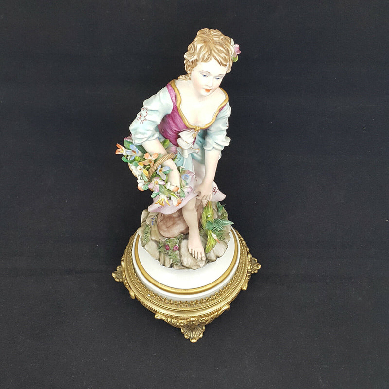 Capodimonte Figurine Lady with flower basket, metal base - damaged