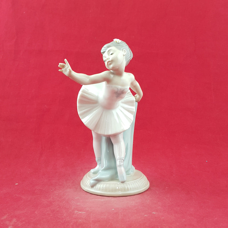 Lladro Nao Figurine - My First Bow 1150 - L/N 3733