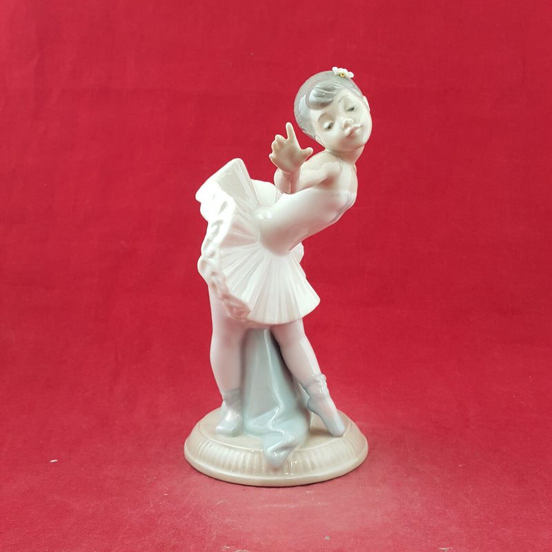 Lladro Nao Figurine - My First Bow 1150 - L/N 3733