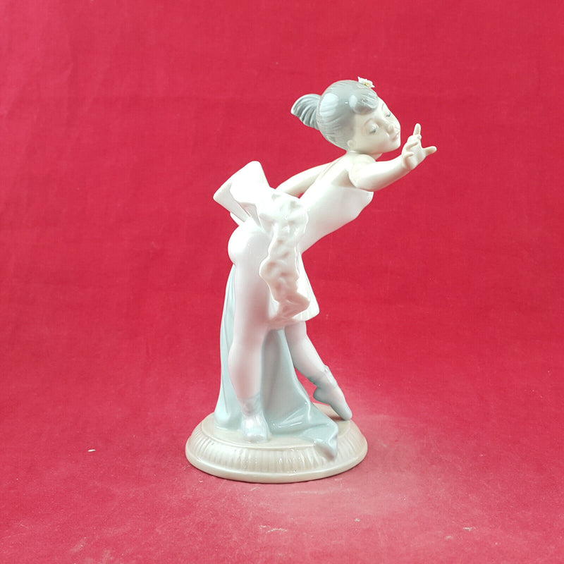 Lladro Nao Figurine - My First Bow 1150 - L/N 3733