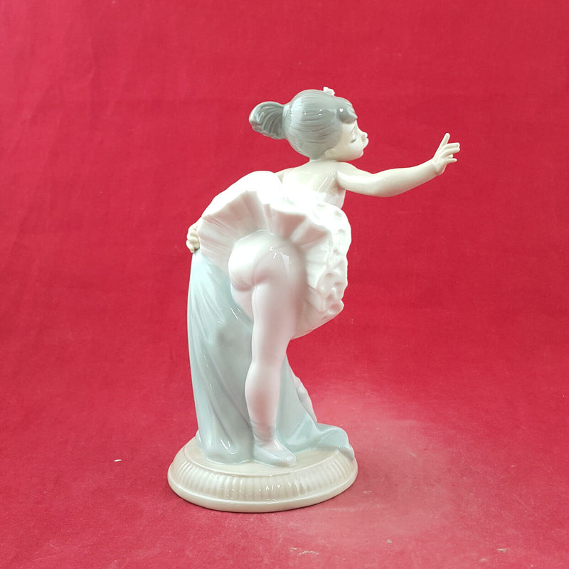 Lladro Nao Figurine - My First Bow 1150 - L/N 3733