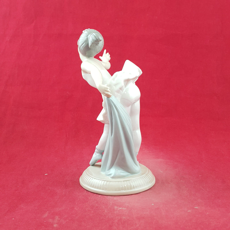 Lladro Nao Figurine - My First Bow 1150 - L/N 3733