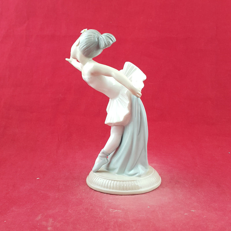 Lladro Nao Figurine - My First Bow 1150 - L/N 3733