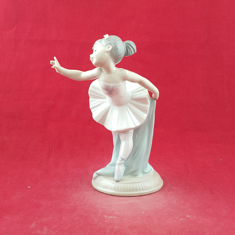 Lladro Nao Figurine - My First Bow 1150 - L/N 3733