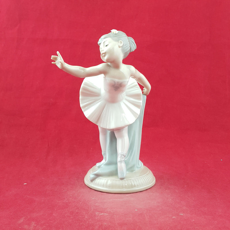 Lladro Nao Figurine - My First Bow 1150 - L/N 3733