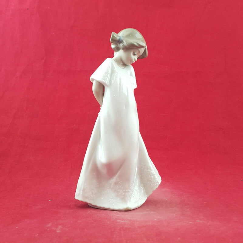 Lladro Nao Figurine - So Shy 1109 - L/N 3732