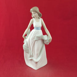 Nao by Lladro Porcelain Figurine 1343 Walking On Air - 8863 L/N