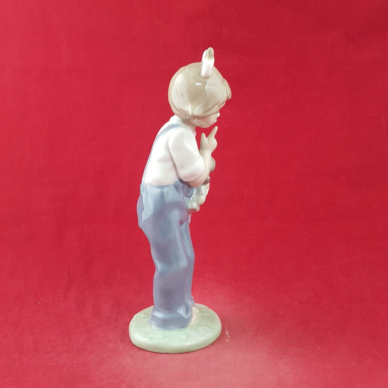 Nao by Lladro Porcelain Figurine 1068 Boy with Ball / Wanna Play - 8882 L/N