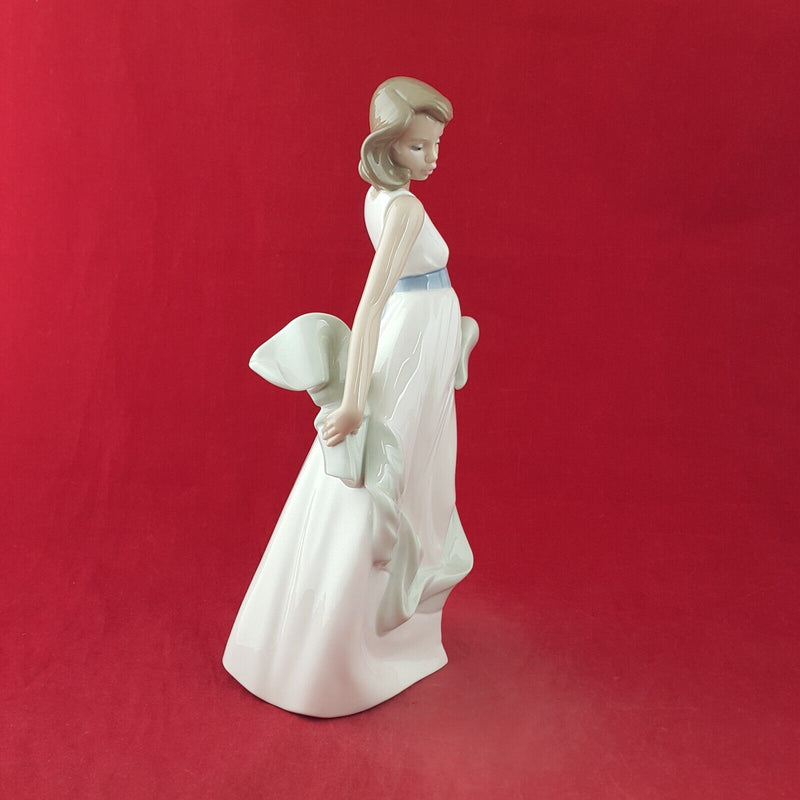 Nao by Lladro Porcelain Figurine 1343 Walking On Air - 8863 L/N