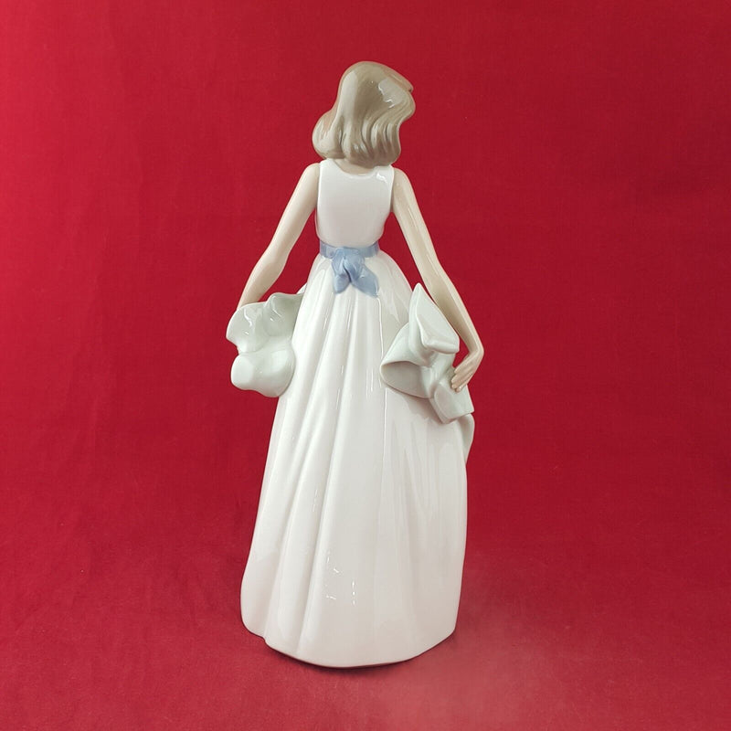 Nao by Lladro Porcelain Figurine 1343 Walking On Air - 8863 L/N