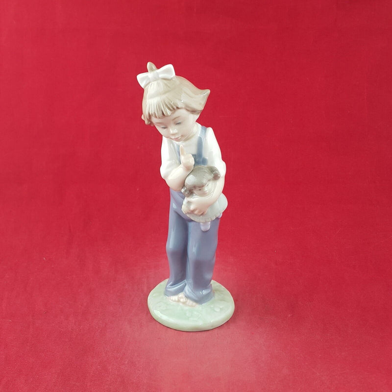 Nao by Lladro Porcelain Figurine 1068 Boy with Ball / Wanna Play - 8882 L/N