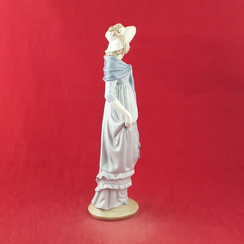 Nao by Lladro Porcelain Figurine 0290 A Lady Wearing Long Dress - 8862 L/N