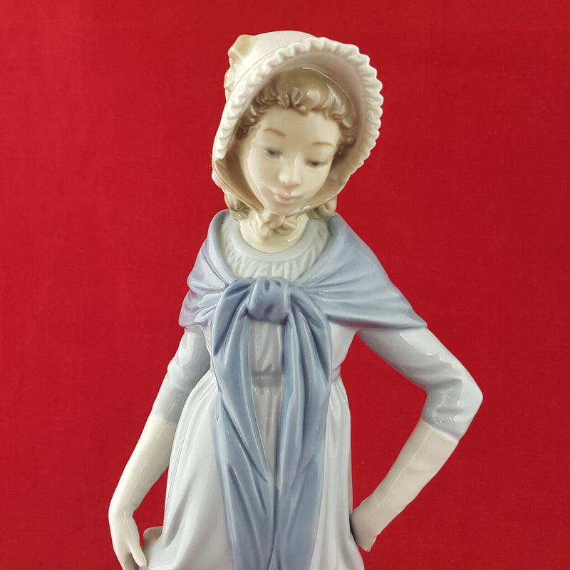 Nao by Lladro Porcelain Figurine 0290 A Lady Wearing Long Dress - 8862 L/N