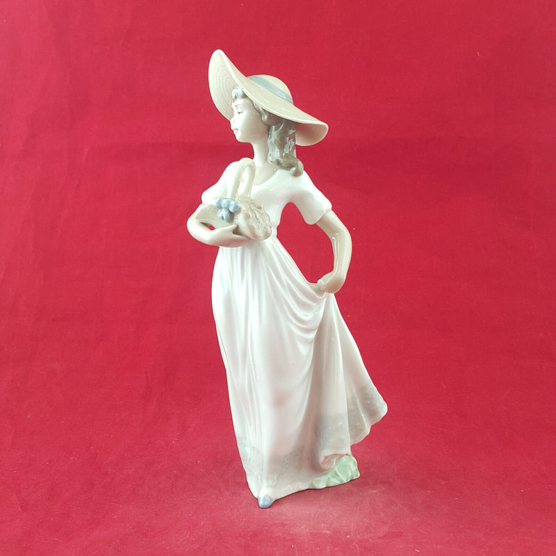 Nao By Lladro - Girl Holding A Basket - L/N 2473