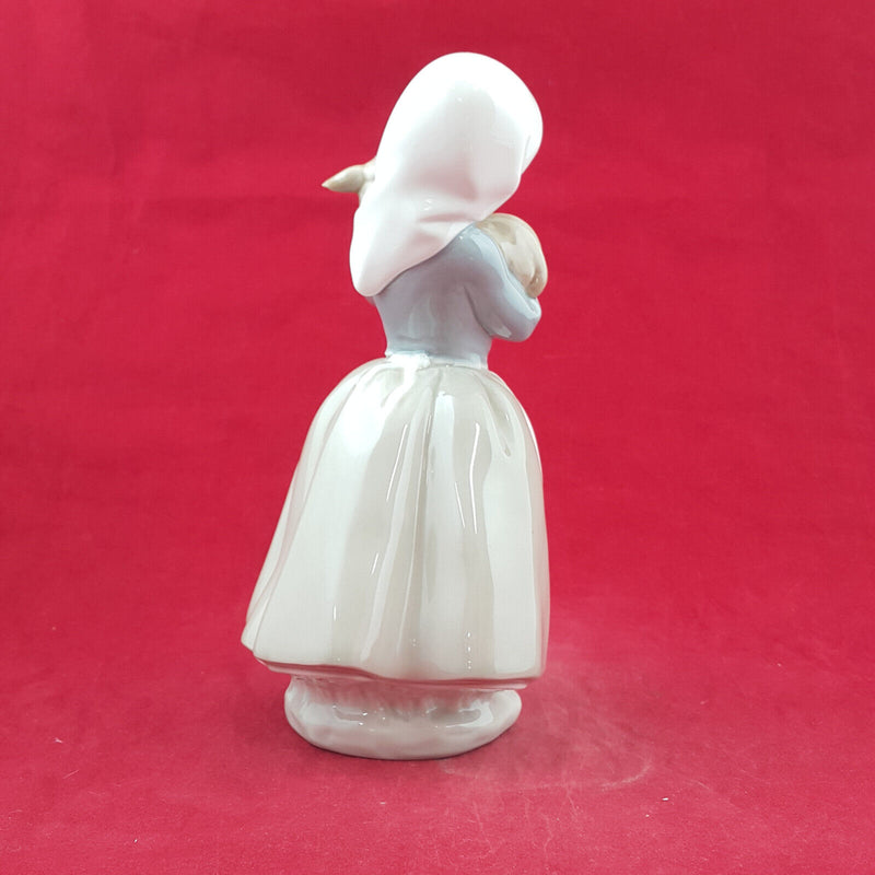 Lladro Nao Figurine - Girl Holding Lamb In Arms 0120 - L/N 2921