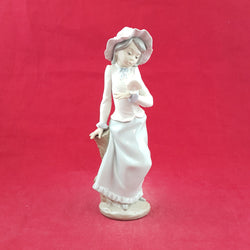 Lladro Nao Figurine - Girl With Dove Bird 0320 - L/N 2920