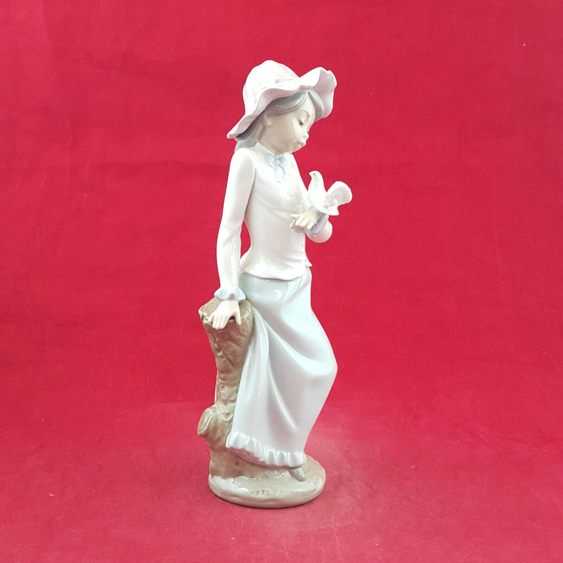 Lladro Nao Figurine - Girl With Dove Bird 0320 - L/N 2920