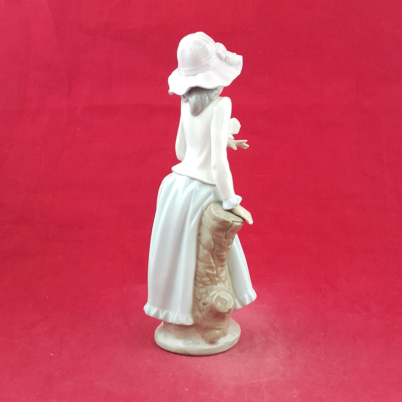 Lladro Nao Figurine - Girl With Dove Bird 0320 - L/N 2920