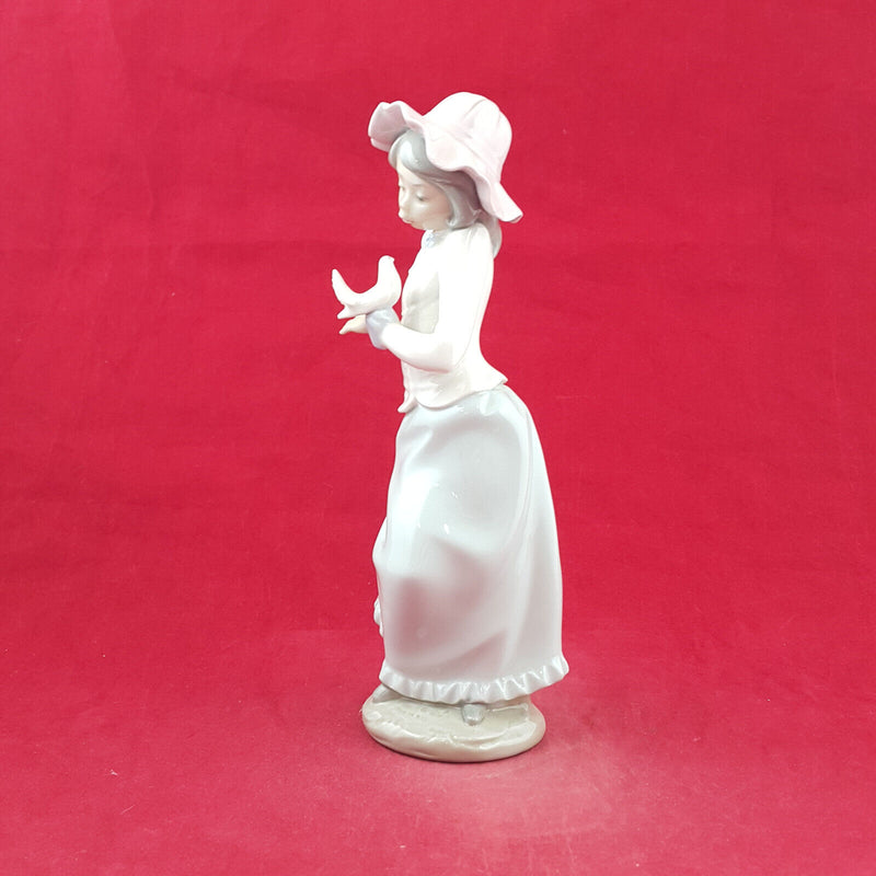 Lladro Nao Figurine - Girl With Dove Bird 0320 - L/N 2920