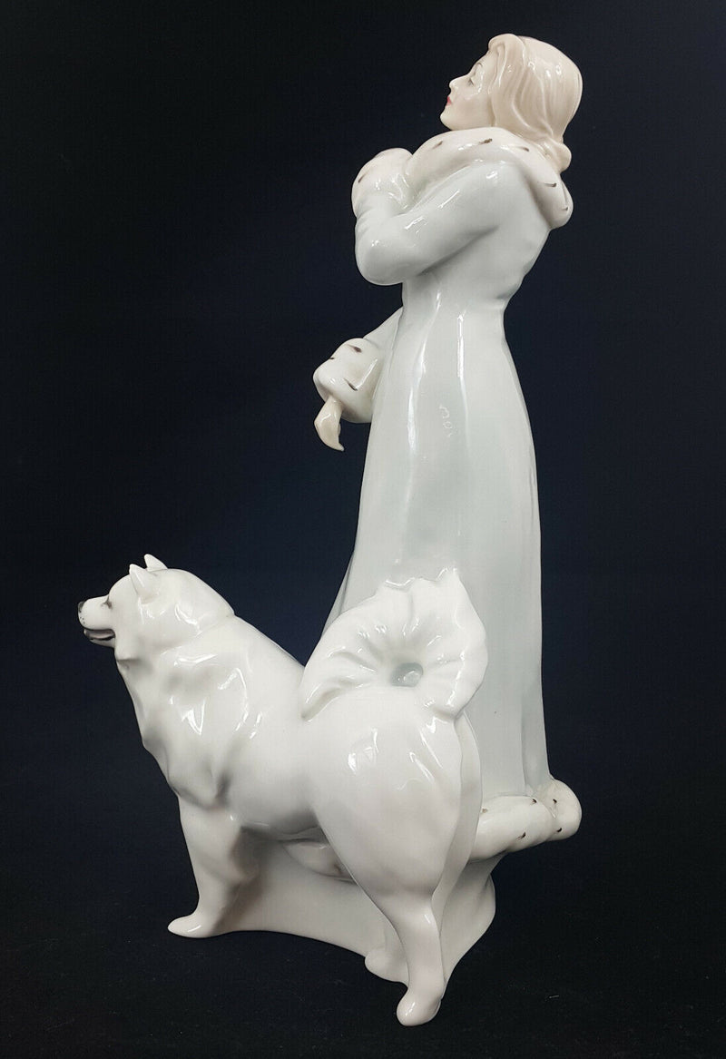 Royal Doulton Figurine A Winters Walk HN3052