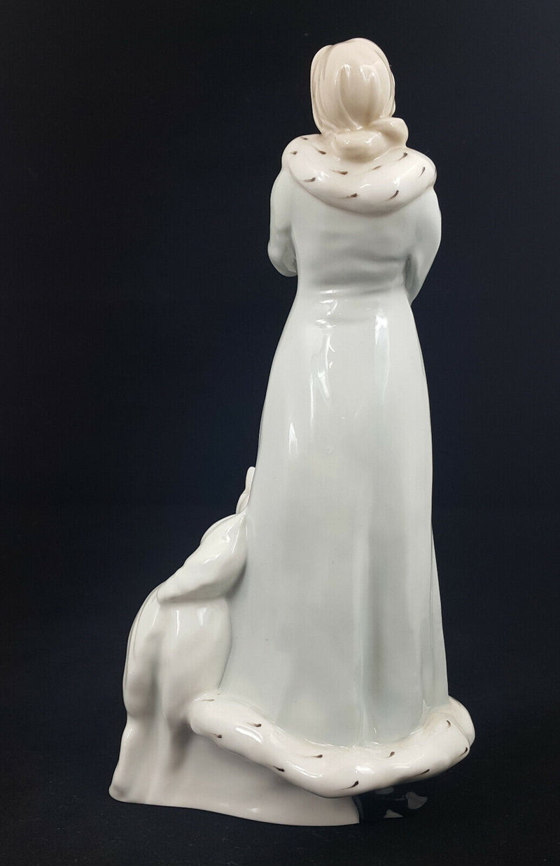 Royal Doulton Figurine A Winters Walk HN3052