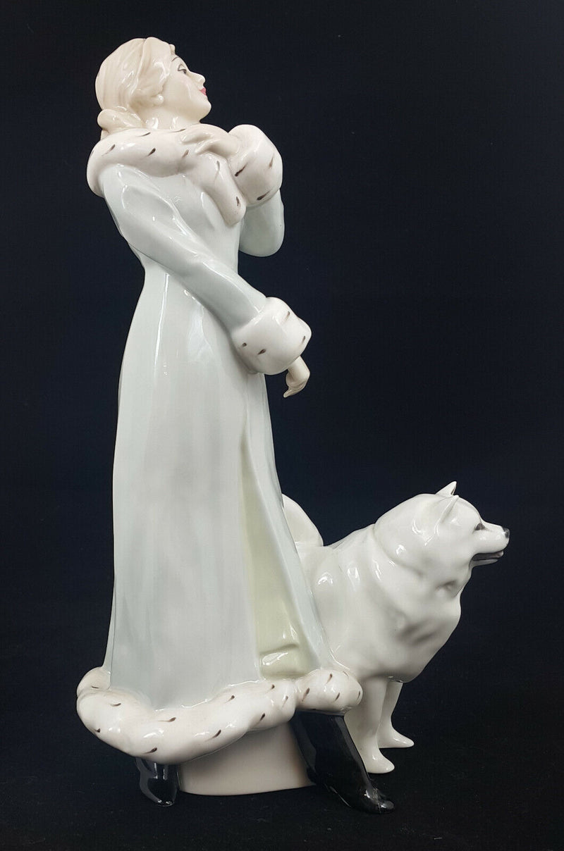 Royal Doulton Figurine A Winters Walk HN3052