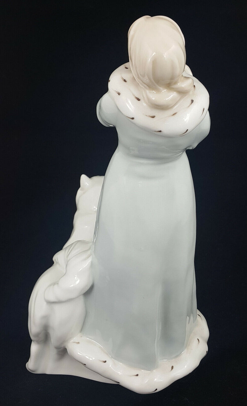 Royal Doulton Figurine A Winters Walk HN3052