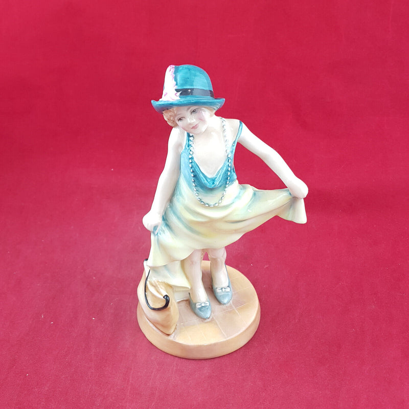 Royal Doulton Figurine - Dressing Up HN3300 – RD 3021