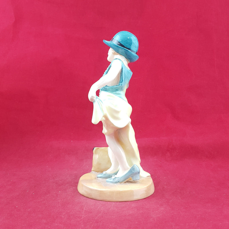 Royal Doulton Figurine - Dressing Up HN3300 – RD 3021