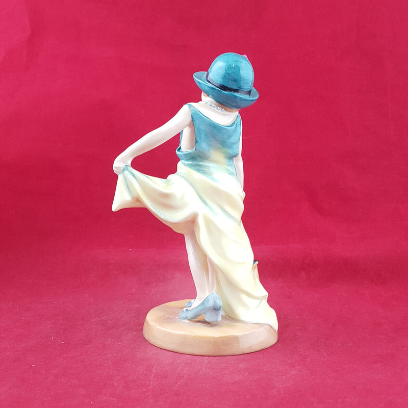 Royal Doulton Figurine - Dressing Up HN3300 – RD 3021