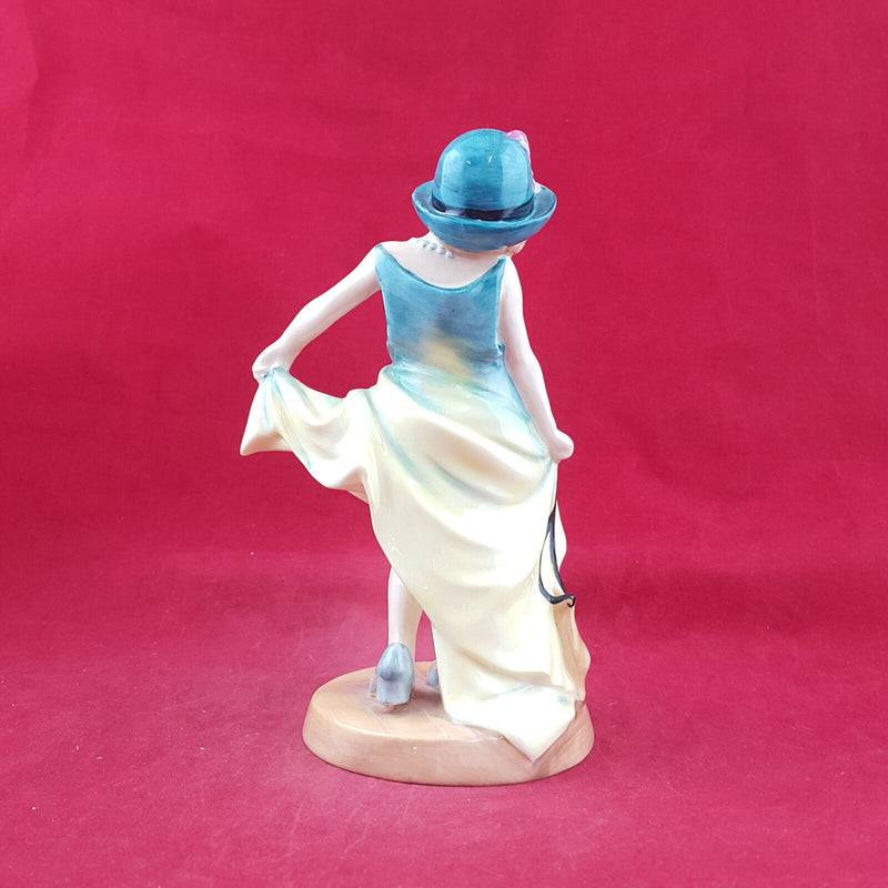 Royal Doulton Figurine - Dressing Up HN3300 – RD 3021