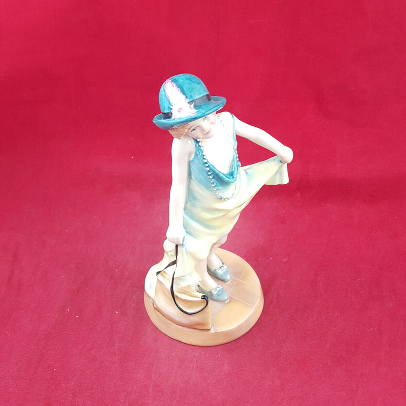 Royal Doulton Figurine - Dressing Up HN3300 – RD 3021