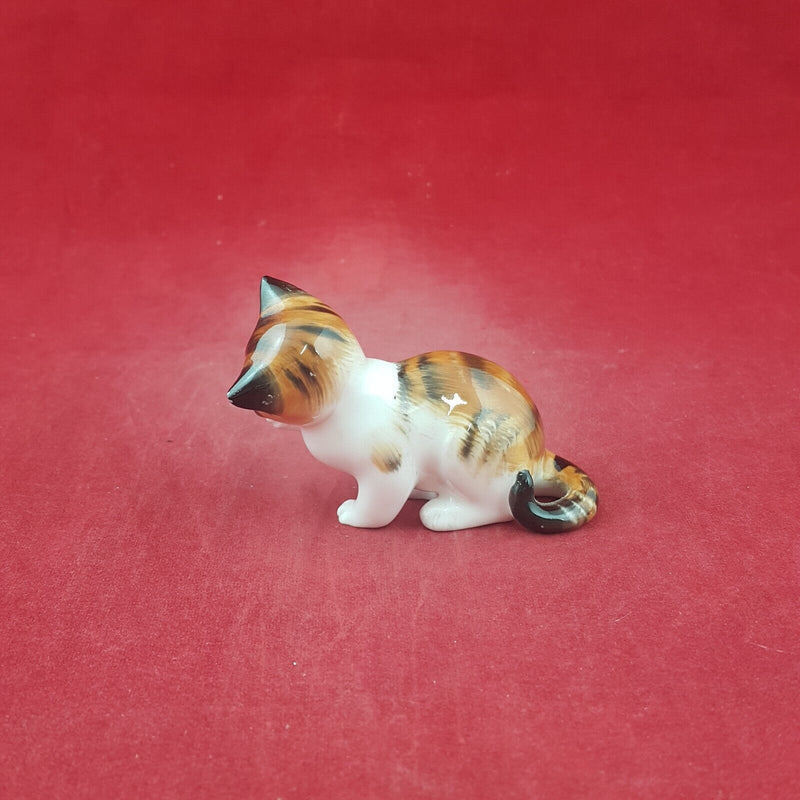 Royal Doulton Animals Character HN2583 Kitten Licking Front Paw  (Chipped)- 8984