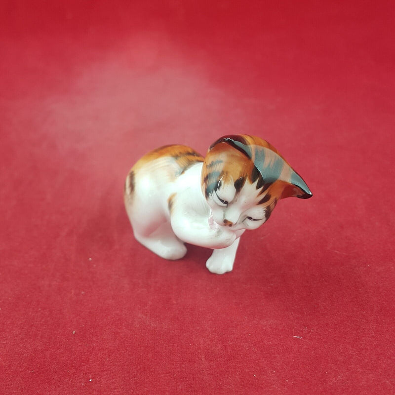 Royal Doulton Animals Character HN2583 Kitten Licking Front Paw  (Chipped)- 8984