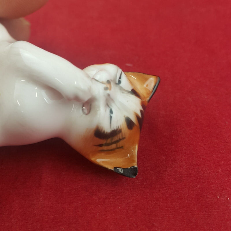 Royal Doulton Animals Character HN2583 Kitten Licking Front Paw  (Chipped)- 8984