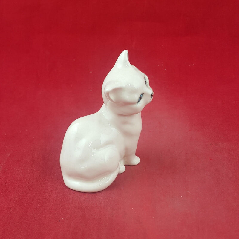 Royal Doulton Animals Figurine White Cat Seated - 8983 RD