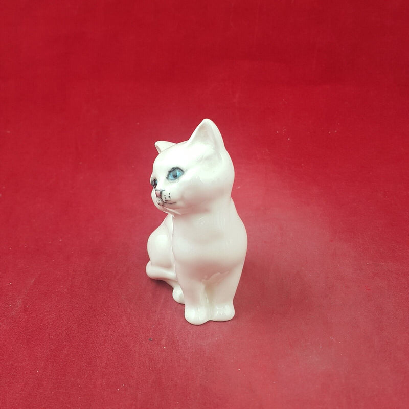 Royal Doulton Animals Figurine White Cat Seated - 8983 RD