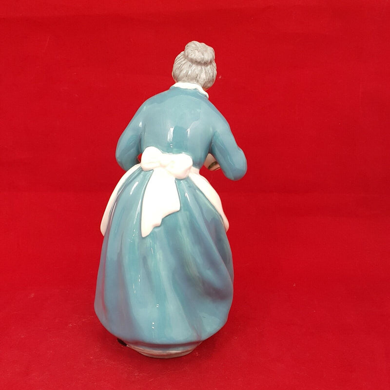 Royal Doulton Figurine Favourite HN2249 - 5306 RD