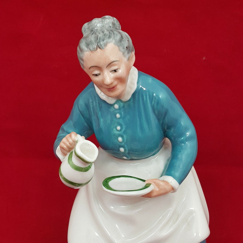 Royal Doulton Figurine Favourite HN2249 - 5306 RD